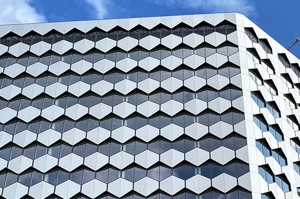 Quelles sont les différences entre les panneaux Honeycomb et les panneaux composites aluminium ?