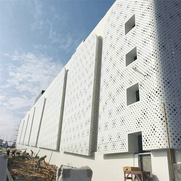 Améliorer les espaces extérieurs Les avantages et les applications des panneaux composites en aluminium pour les murs